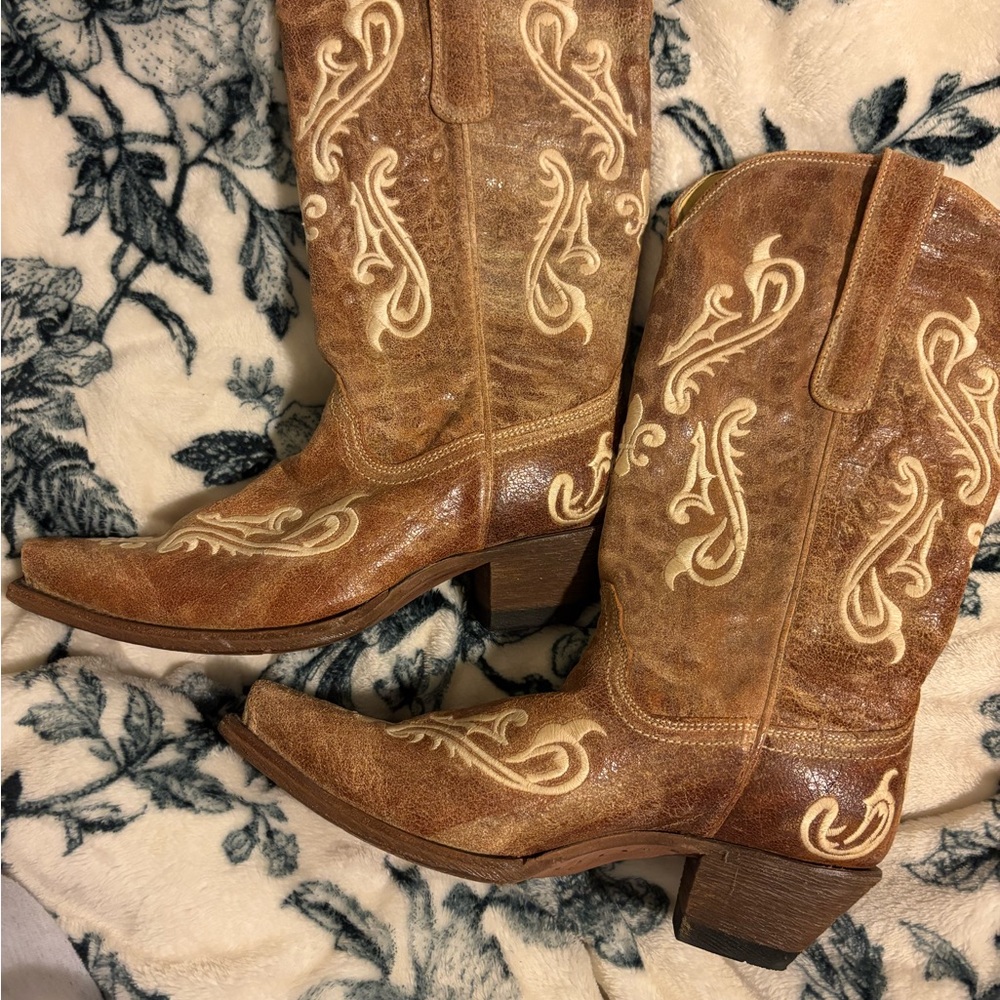 Corral Brown Western Cowboy Boots with Cream Embroidery